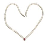 Collana di perle in oro 18 KT con rubino e pavè di diamanti